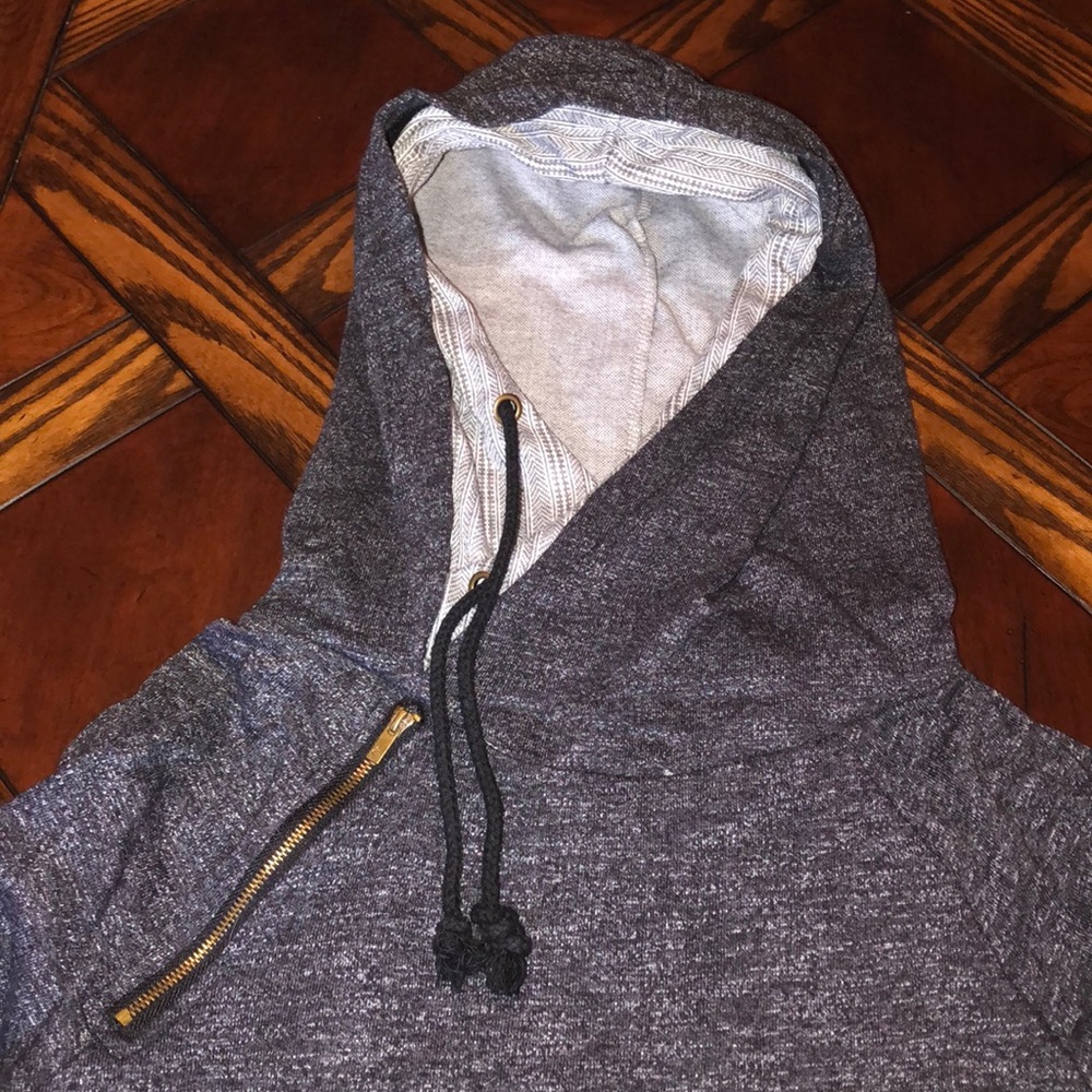 & sweatshirt - Picture 2 of 6